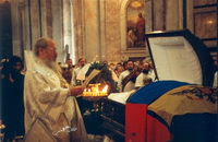 1992-04-29 Патриарх читает разрешительную молитву у гроба Государя