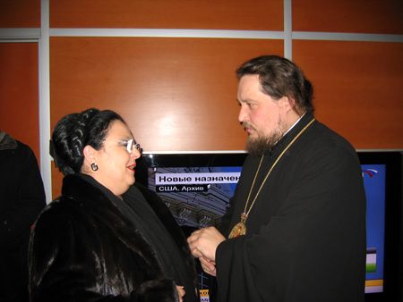 2009-02-03 Прощание в Домодедово. Государыня беседует с Епископом Уссурийским Сергием