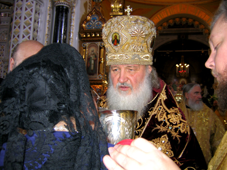 2009-02-01 Патриарх Кирилл причащает Государыню