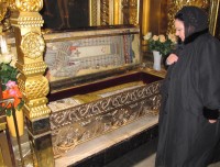 Her Imperial Highness visits the grave of Patriarch Alexis II at the Epiphany Cathedral at Yelokhovo in Moscow